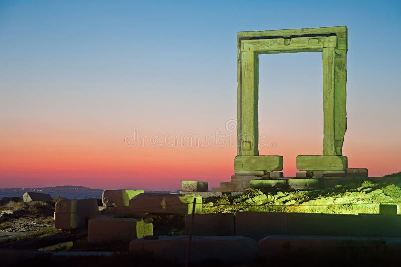 Vue de nuit de porte de Portara photographie stock Vue de nuit de porte de Portara photographie stock