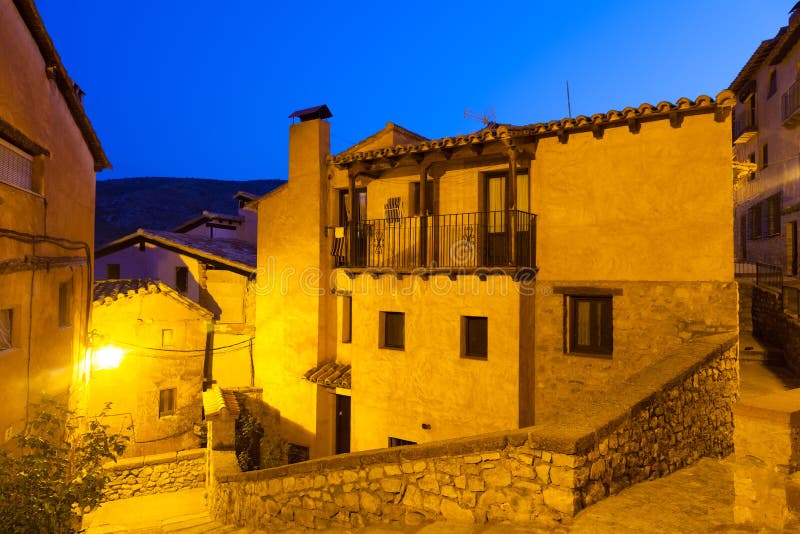 Vue de nuit des maisons pittoresques de résidence dans Albarracin photographie stock libre de droits Vue de nuit des maisons pittoresques de résidence dans Albarracin photographie stock libre de droits