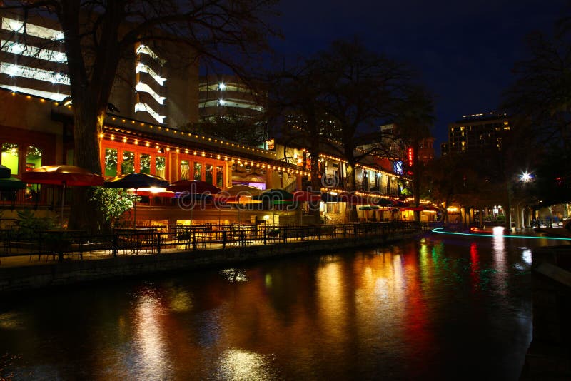 Vue de nuit du San Antonio Riverwalk photos libres de droits Vue de nuit du San Antonio Riverwalk photos libres de droits