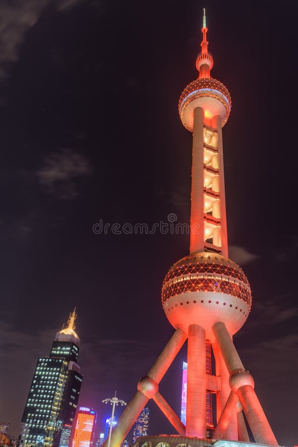 Vue de nuit de la tour orientale de perle à Changhaï, Chine image libre de droits Vue de nuit de la tour orientale de perle à Changhaï, Chine image libre de droits