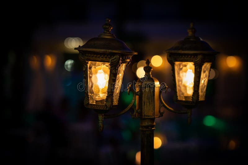 Vue de nuit de lanterne lumineuse orange de lampe du vintage deux avec la décoration Foyer sélectif avec le bokeh mou photo libre de droits Vue de nuit de lanterne lumineuse orange de lampe du vintage deux avec la décoration Foyer sélectif avec le bokeh mou photo libre de droits