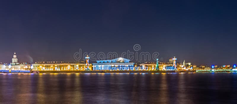 Vue de nuit sur la flèche de l'île de Vasilievsky à St Petersburg photographie stock Vue de nuit sur la flèche de l'île de Vasilievsky à St Petersburg photographie stock