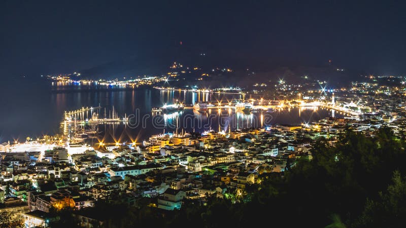 Vue de nuit de ville de Zakynthos, Grèce images stock Vue de nuit de ville de Zakynthos, Grèce images stock