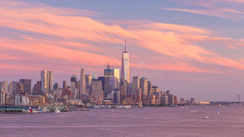Vue de panorama d'horizon de coucher du soleil de New York City Midtown Manhattan au-dessus de Hudson River photographie stock libre de droits Vue de panorama d'horizon de coucher du soleil de New York City Midtown Manhattan au-dessus de Hudson River photographie stock libre de droits