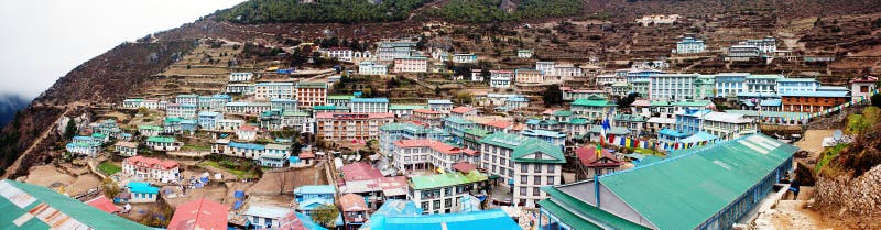 Vue de Panoramatic - de village de Bazar de Namche photographie stock Vue de Panoramatic - de village de Bazar de Namche photographie stock