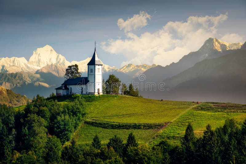 Vue de paysage d'église et d'image composite de Slovénie jamnik de montagnes génériques photos libres de droits