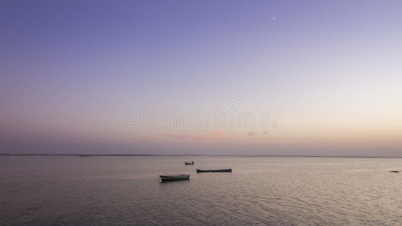 vue de paysage marin de laps de temps du coucher du soleil 4K d'Olhao vers des marécages de Ria Formosa