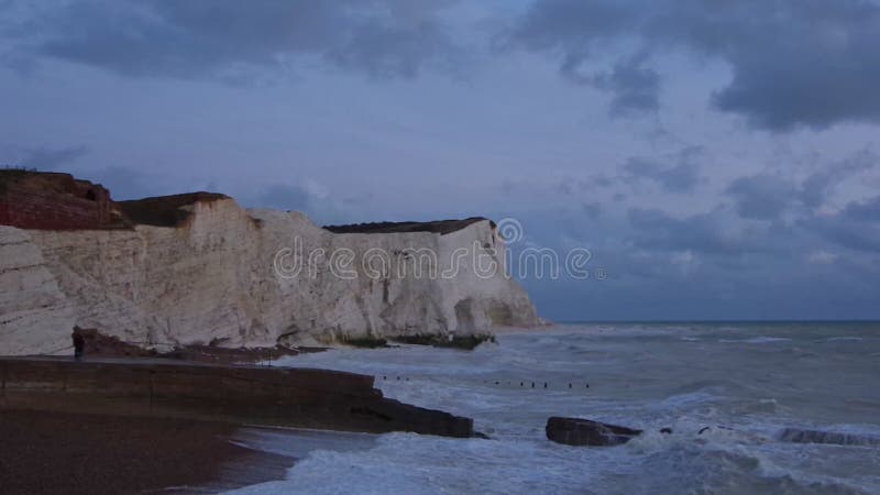 Vue de paysage de sept falaises de soeurs et de vagues de danse sur la mer