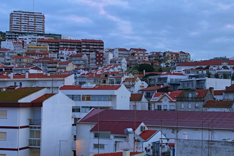 Vue de paysage de stup?faction des b?timents de cru avec des toits de tuile rouge dans la station de vacances portugaise de Nazar photographie stock libre de droits Vue de paysage de stup?faction des b?timents de cru avec des toits de tuile rouge dans la station de vacances portugaise de Nazar photographie stock libre de droits
