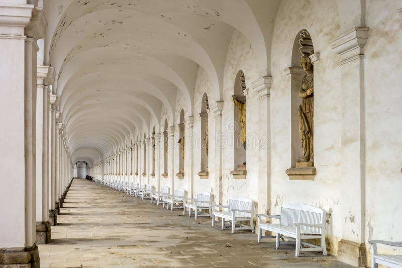Vue de perspective de colonnade dans le jardin d'agrément de zahrada de Kvetna dans Kromeriz photographie stock Vue de perspective de colonnade dans le jardin d'agrément de zahrada de Kvetna dans Kromeriz photographie stock