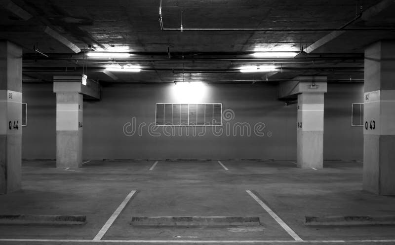 Vue de perspective de parking d'intérieur vide de voiture au mail Parking concret souterrain avec la lumière ouverte Sensation tr photo libre de droits Vue de perspective de parking d'intérieur vide de voiture au mail Parking concret souterrain avec la lumière ouverte Sensation tr photo libre de droits