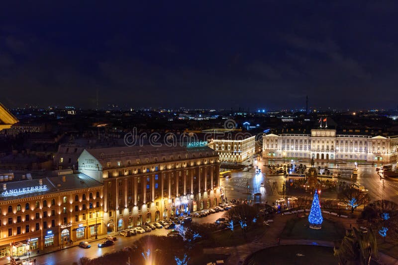 Vue de place du ` s de St Isaac de la colonnade de la cathédrale du ` s de St Isaac St Petersburg Russie image libre de droits Vue de place du ` s de St Isaac de la colonnade de la cathédrale du ` s de St Isaac St Petersburg Russie image libre de droits