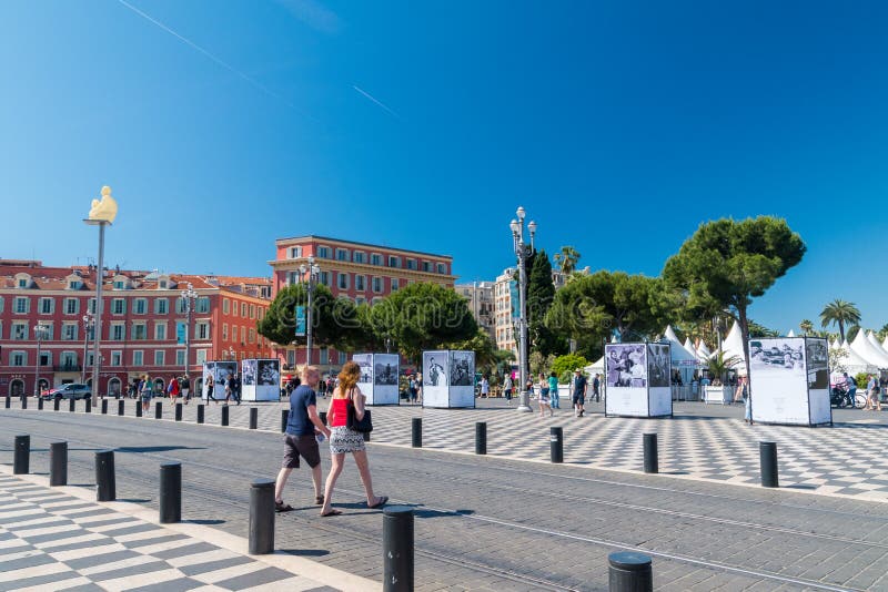 Vue de place de Les Bouddhas De Jaume Plensa au centre de la ville de Nice images stock Vue de place de Les Bouddhas De Jaume Plensa au centre de la ville de Nice images stock