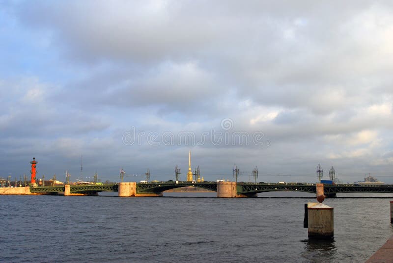 Vue de pont de Dvortsovy au-dessus de la rivière de Neva photographie stock Vue de pont de Dvortsovy au-dessus de la rivière de Neva photographie stock