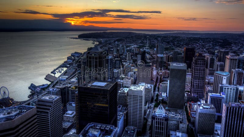 Vue de Puget Sound avec les cieux bleus et Seattle du centre, Washington, Etats-Unis photographie stock Vue de Puget Sound avec les cieux bleus et Seattle du centre, Washington, Etats-Unis photographie stock
