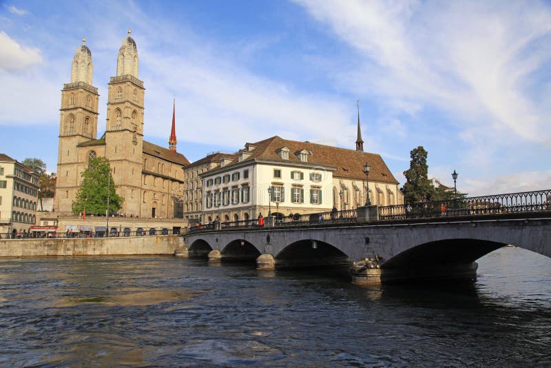 Vue de rivière de Limmat et ville de Zurich de vieille images libres de droits Vue de rivière de Limmat et ville de Zurich de vieille images libres de droits