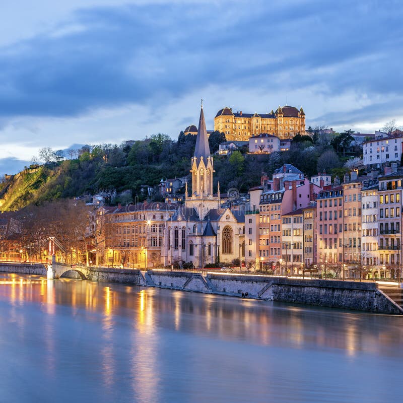Vue De Rivière Saone La Nuit, Lyon Photo stock Image du suspension