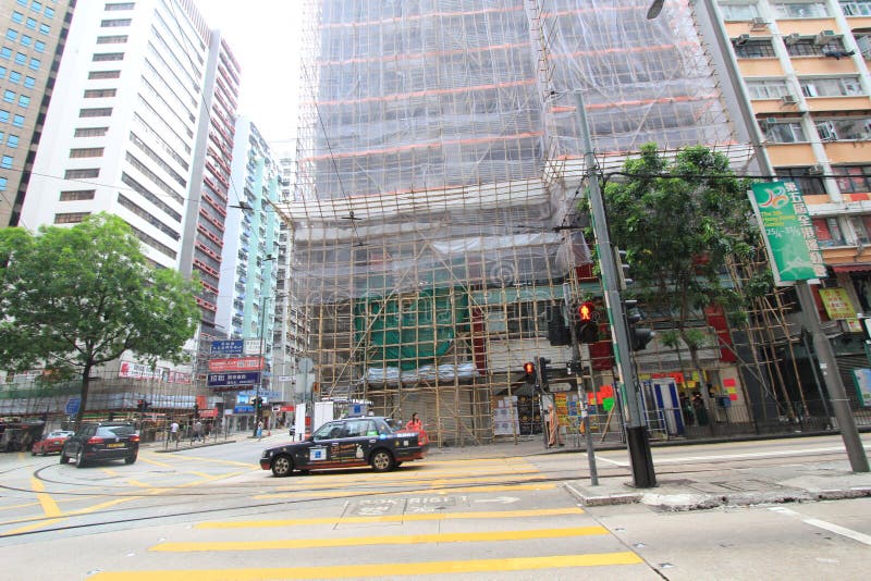 Vue de rue de baie de chaussée en Hong Kong. Vue de rue dans la baie de chaussée, Hong Kong La baie de chaussée est fortement une agglomération de Hong Kong, située sur Hong Kong Island, et couvrir des parties de Wan Chai et de secteurs orientaux Le nom chinois romanized également comme Tung Lo Wan comme en Tung Lo Wan Road Le loyer dans les zones d'atelier de la baie de chaussée a été rangé comme ` s du monde le plus cher pendant la deuxième année dans une rangée