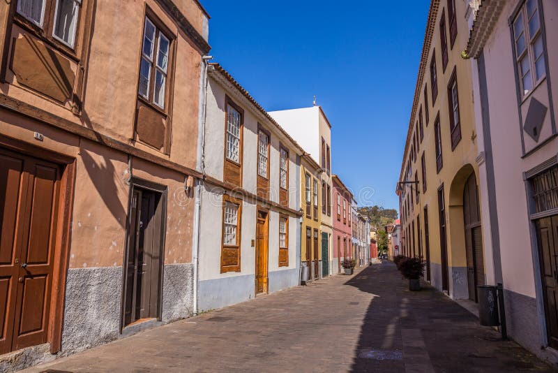 Vue de rue du vieux centre de la ville, San Cristobal de La Laguna, Ténérife, Îles Canaries, Espagne - 13 05 2018 photographie stock libre de droits Vue de rue du vieux centre de la ville, San Cristobal de La Laguna, Ténérife, Îles Canaries, Espagne - 13 05 2018 photographie stock libre de droits