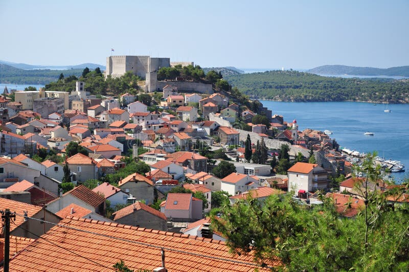 Vue de Sibenik avec la forteresse de rue Michael photos stock