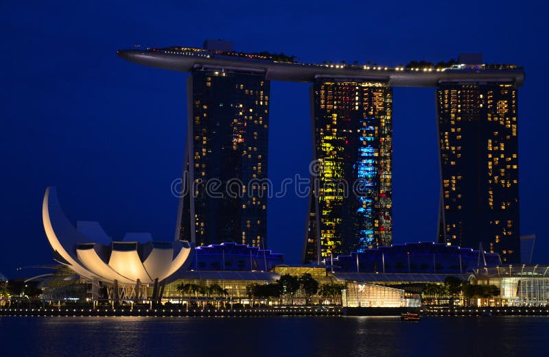 Vue de Singapour à la baie de marina de nuit photos stock Vue de Singapour à la baie de marina de nuit photos stock