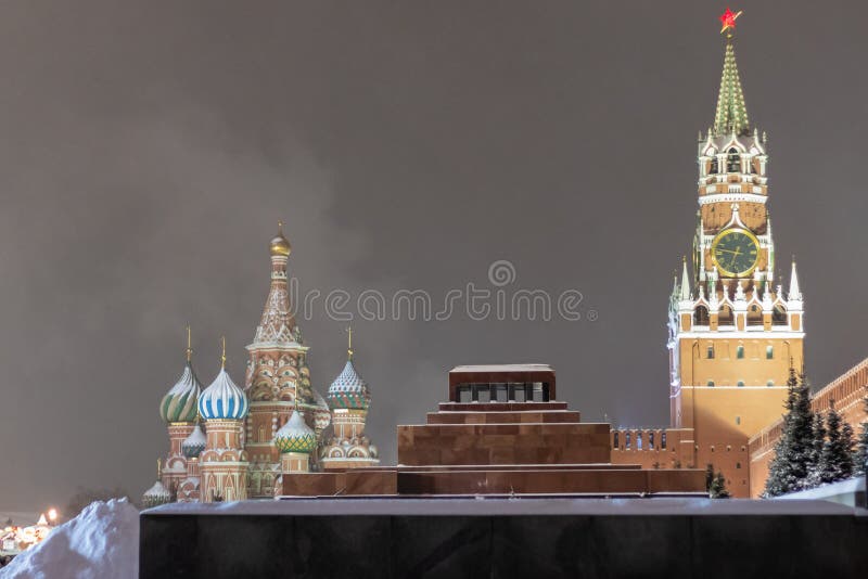 Vue de soirée d'hiver de Moscou Kremlin, le mausolée et cathédrale de St Basil sur la place rouge Moscou, Russie photo libre de droits Vue de soirée d'hiver de Moscou Kremlin, le mausolée et cathédrale de St Basil sur la place rouge Moscou, Russie photo libre de droits