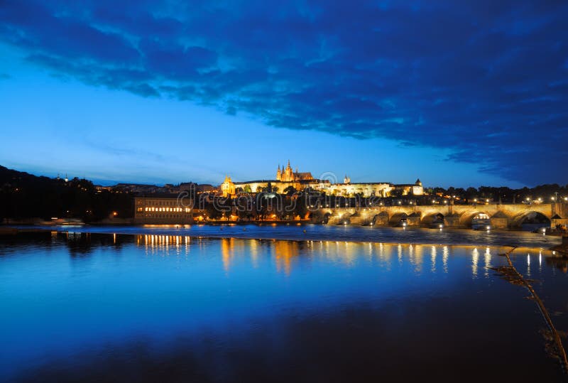 Vue de soirée de château de Prague et de passerelle de Charles image libre de droits Vue de soirée de château de Prague et de passerelle de Charles image libre de droits