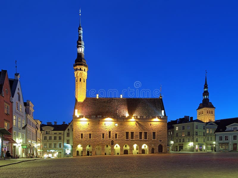Vue de soirée de hôtel de ville, Estonie de Tallinn image libre de droits Vue de soirée de hôtel de ville, Estonie de Tallinn image libre de droits
