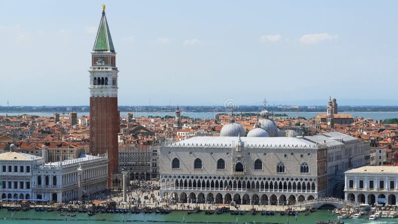 Vue de stupéfaction du palais de doges et de la tour, visite guidée vers Venise, tourisme photo libre de droits Vue de stupéfaction du palais de doges et de la tour, visite guidée vers Venise, tourisme photo libre de droits