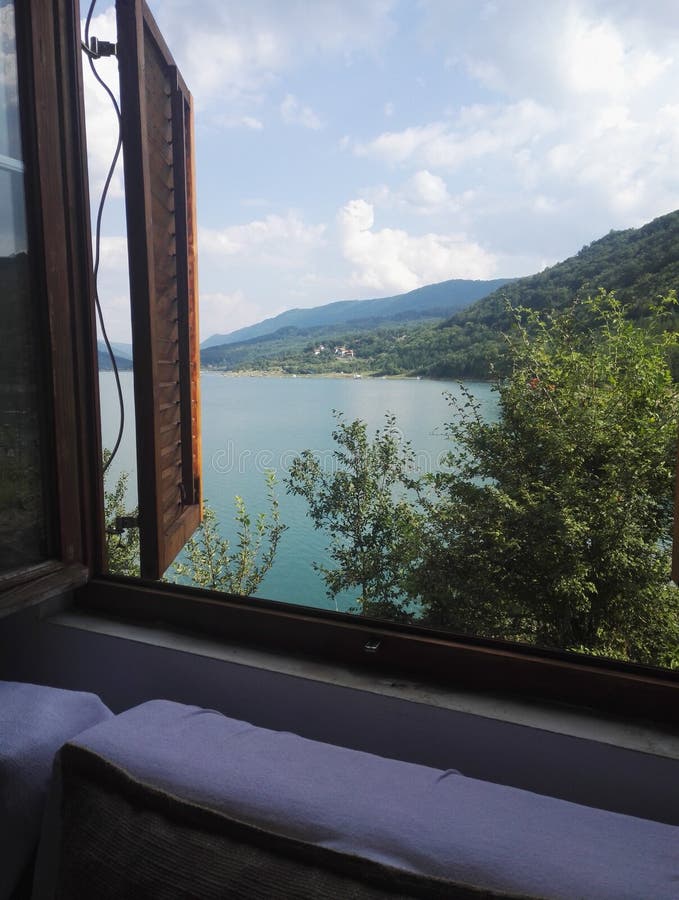 Vue de stupéfaction vers le lac Zavoj par la fenêtre photographie stock Vue de stupéfaction vers le lac Zavoj par la fenêtre photographie stock