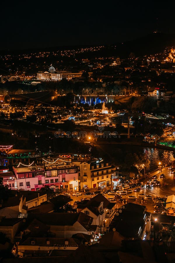 Vue de Tbilisi de nuit image libre de droits Vue de Tbilisi de nuit image libre de droits