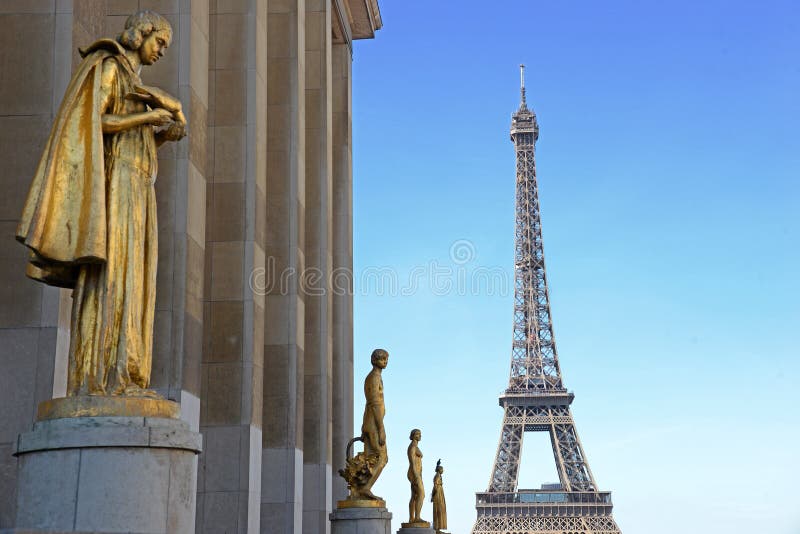 Vue de Trocadero avec les statues d'or sur Tour Eiffel, Paris photographie stock libre de droits Vue de Trocadero avec les statues d'or sur Tour Eiffel, Paris photographie stock libre de droits