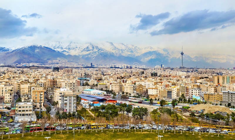 Vue de Téhéran de la tour d'Azadi photographie stock libre de droits Vue de Téhéran de la tour d'Azadi photographie stock libre de droits