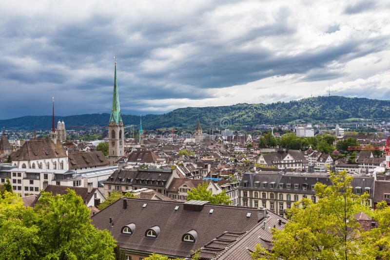 Vue de vieille ville de Zurich un jour nuageux photographie stock libre de droits Vue de vieille ville de Zurich un jour nuageux photographie stock libre de droits