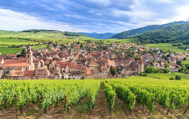 Vue de village de Riquewihr en Alsace photos libres de droits Vue de village de Riquewihr en Alsace photos libres de droits