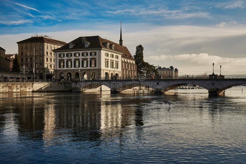 Vue de ville historique de Zurich Ri de croisement de pont de Munsterbucke images stock Vue de ville historique de Zurich Ri de croisement de pont de Munsterbucke images stock