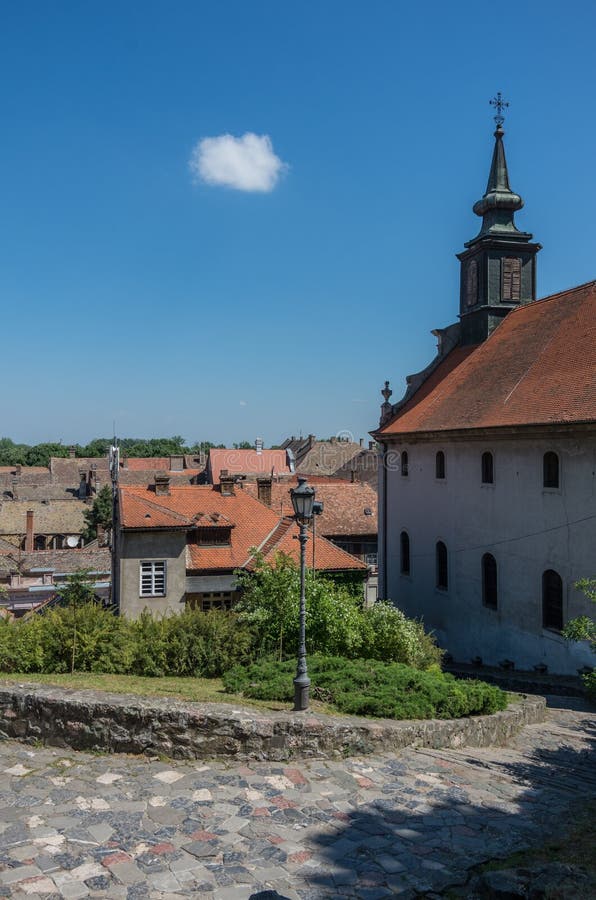 Vue de ville médiévale de Petrovaradin près de forteresse de Petrovaradin photos stock Vue de ville médiévale de Petrovaradin près de forteresse de Petrovaradin photos stock