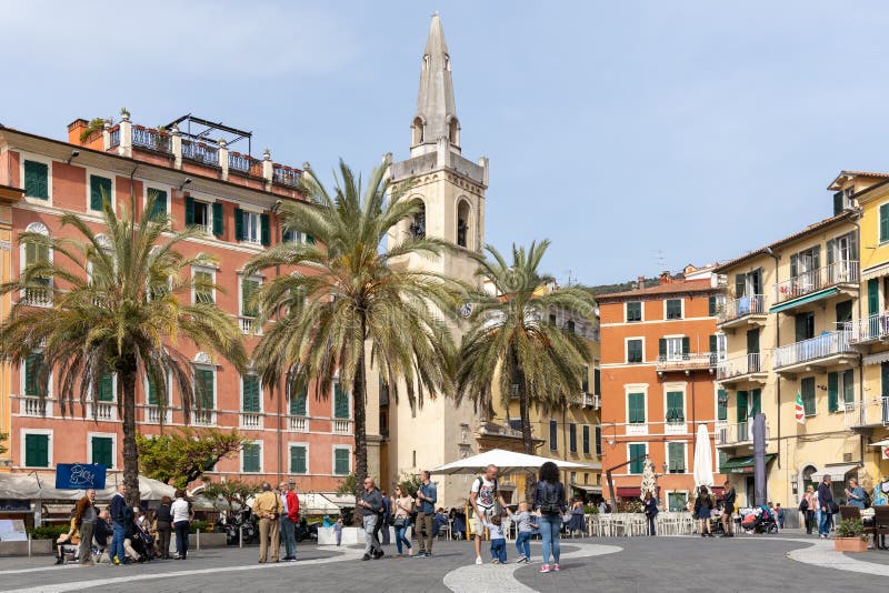 Vue des b? timents autour de la place principale dans Lerici Ligurie Italie le 21 avril 2019 image libre de droits