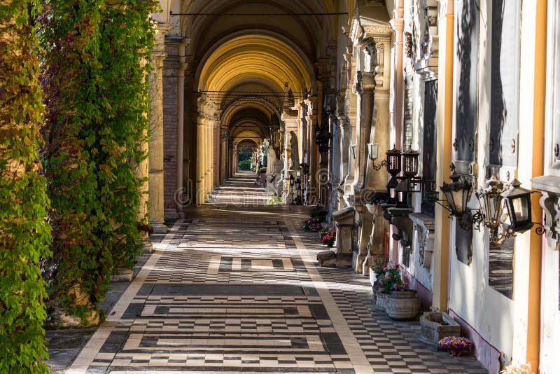 Vue des belles arcades ou colonnades dans le cimetière de Mirogoj à Zagreb, Croatie photographie stock libre de droits Vue des belles arcades ou colonnades dans le cimetière de Mirogoj à Zagreb, Croatie photographie stock libre de droits