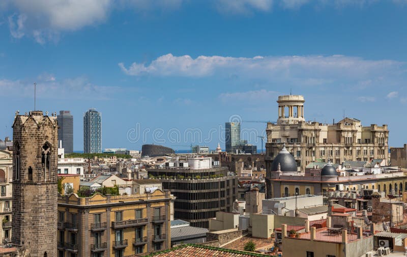 Vue des bâtiments d'un toit à Barcelone, Espagne photographie stock libre de droits Vue des bâtiments d'un toit à Barcelone, Espagne photographie stock libre de droits