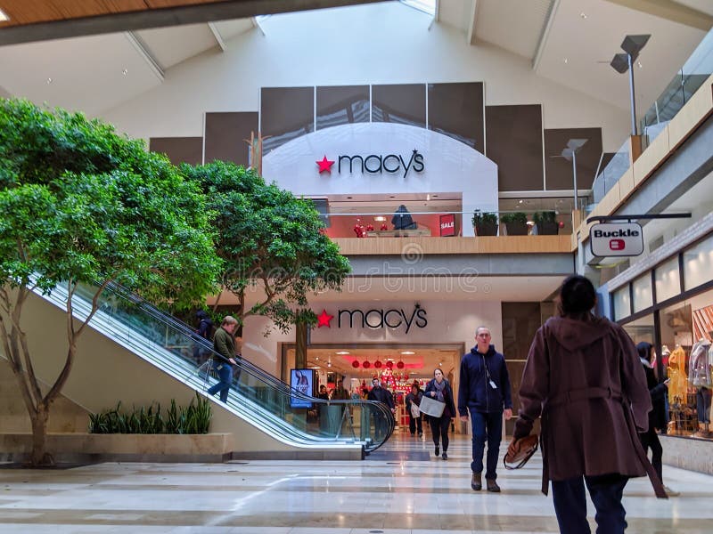 Vue des deux étages des entrées des grands magasins du Macy's à l'intérieur de la place Bellevue photo libre de droits