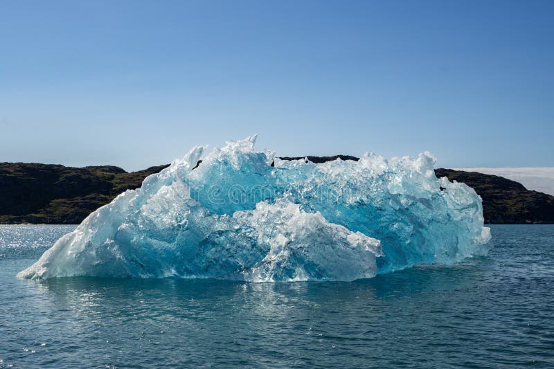 Vue des glaciers et des icebergs dans les fjords du sud du groenland. Belle vue sur les glaciers et les icebergs dans les fjords du sud du groenland