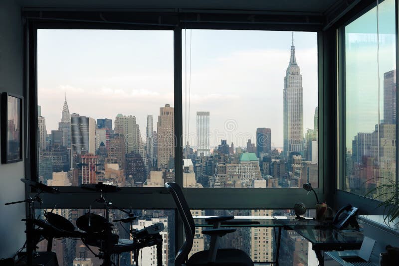 Vue Sur New York City Par Le Trou Du Grillage En Acier De Maille C Photo  stock - Image du filet, réseau: 140575714