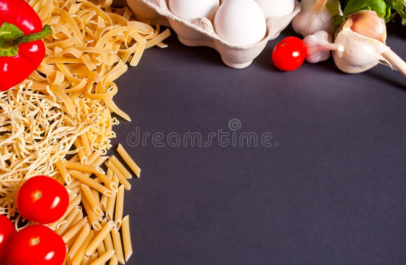 Vue des macaronis et des légumes sur le fond noir Copiez l'espace Vue supérieure. Vue supérieure des macaronis et des légumes sur le fond noir Copiez l'espace