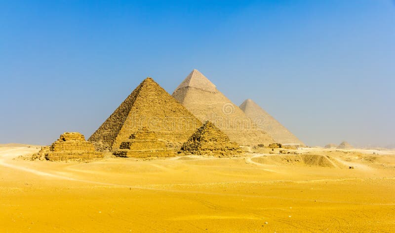 Vue des pyramides du plateau de Gizeh : trois pyramides des Reines, photos stock Vue des pyramides du plateau de Gizeh : trois pyramides des Reines, photos stock
