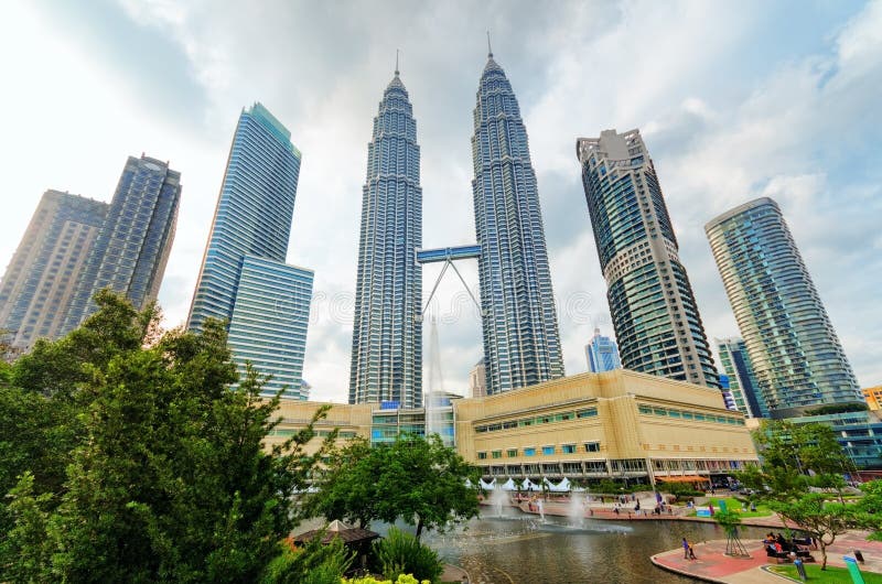 Vue des Tours jumelles de Petronas en Kuala Lumpur photographie stock libre de droits Vue des Tours jumelles de Petronas en Kuala Lumpur photographie stock libre de droits