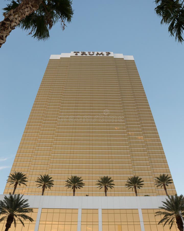 Vue dramatique d'hôtel international d'atout. Las Vegas, Etats-Unis - 26 octobre 2016 : Trump l'hôtel international à Las Vegas, nanovolt vu dans la lumière de soirée Appelé pour le promoteur immobilier des USA et le politicien Donald Trump, les 64 fenêtres extérieures de la propriété de luxe d'histoire sont dorées avec des 24 or de carat