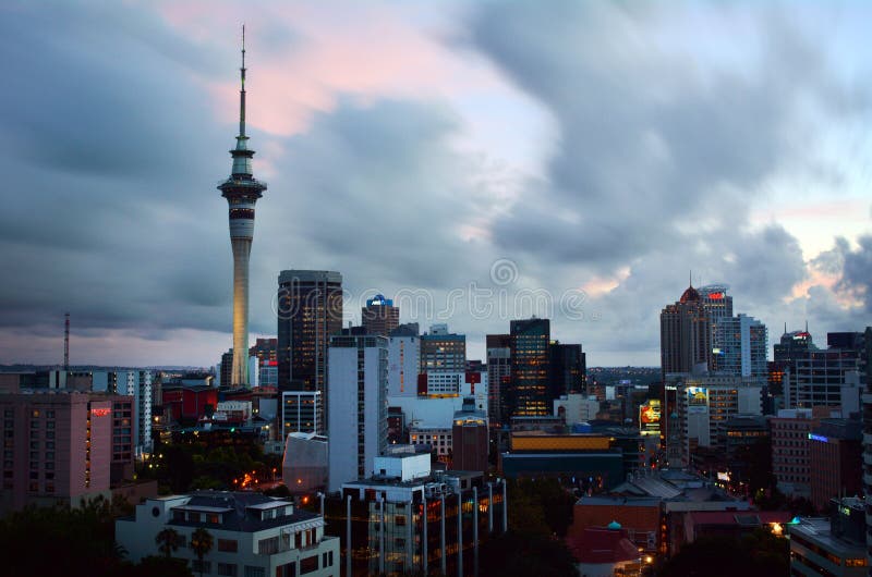 Vue dramatique d'horizon de ville d'Auckland au crépuscule photographie stock
