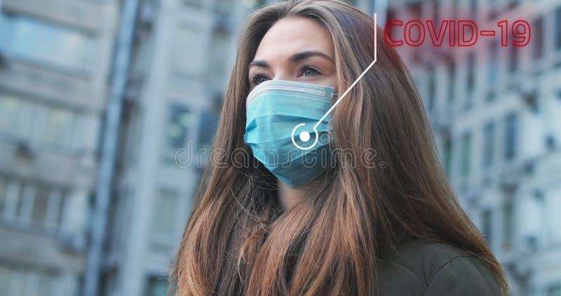 Vue du bas de la brunette épuisée avec animation 2d covid19 apparaissant hors masque de protection. jeune caucasien clips vidéos