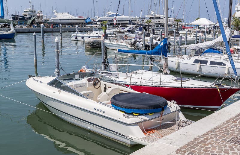 Vue du canal avec des bateaux et des yachts dans la ville italienne de R photos libres de droits Vue du canal avec des bateaux et des yachts dans la ville italienne de R photos libres de droits
